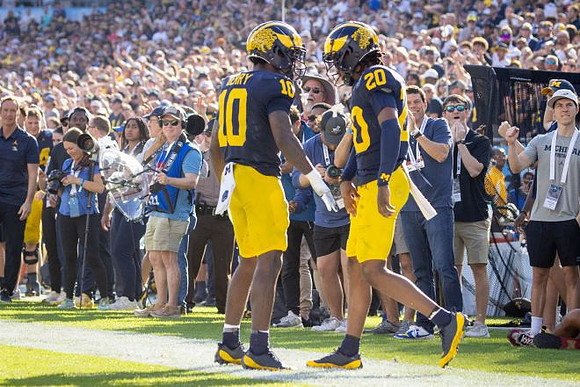 Zeke Berry (10) and Jyaire Hill (20)