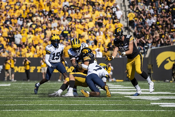 Rod Moore (19), Makari Paige (7), and Junior Colson (25)