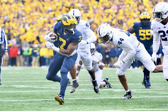 Donovan Edwards (7) and Olusegun Oluwatimi (55)