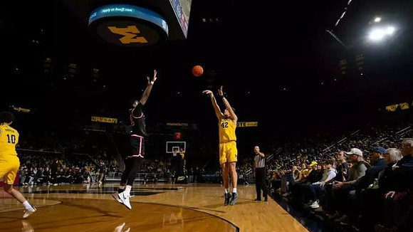 Will Tschetter (42) and Justin Pippen (10)