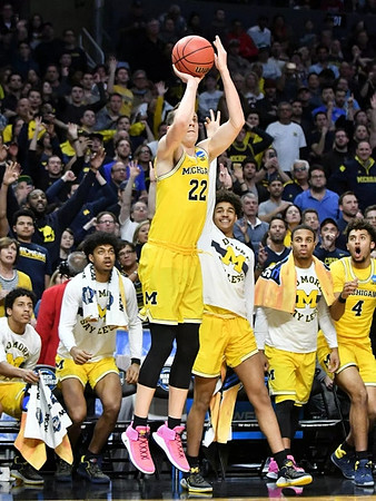 Duncan Robinson (22) and Michigan Team