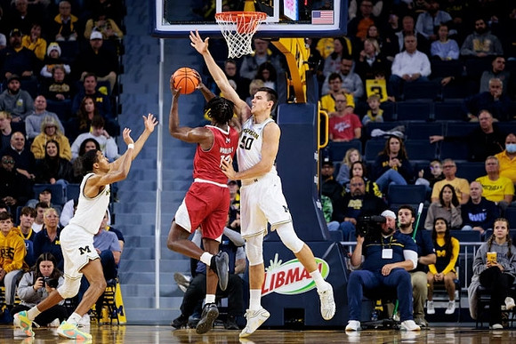Nimari Burnett (4) and Vladislav Goldin (50)