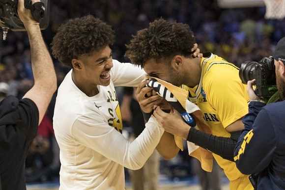 Jordan Poole (2) and Isaiah Livers (4)