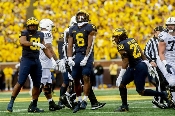 Taylor Upshaw (91), R.J. Moten (6), and Kalel Mullings (20)