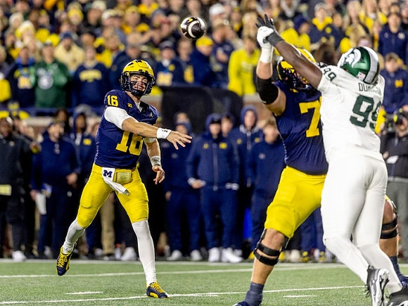 Davis Warren (16) and Myles Hinton (78)