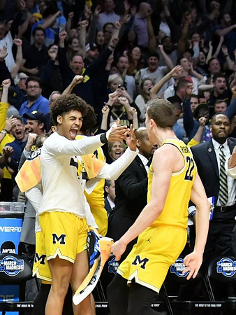 Jordan Poole (2) and Duncan Robinson (22)