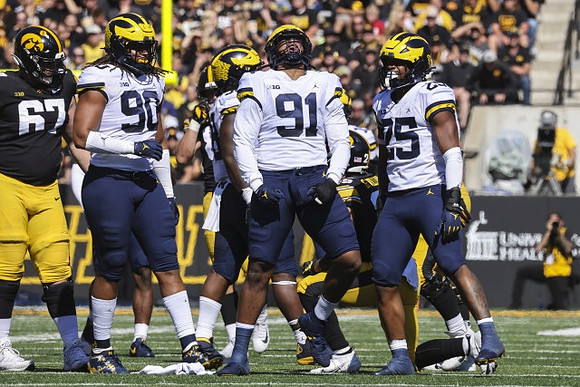 Mike Morris (90), Taylor Upshaw (91), and Junior Colson (25)