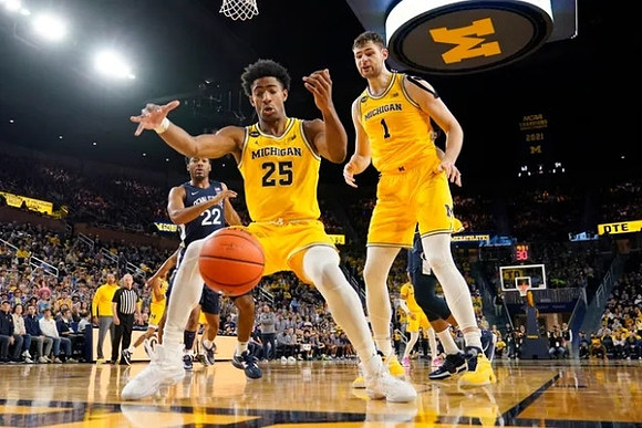 Jace Howard (25) and Hunter Dickinson (1)