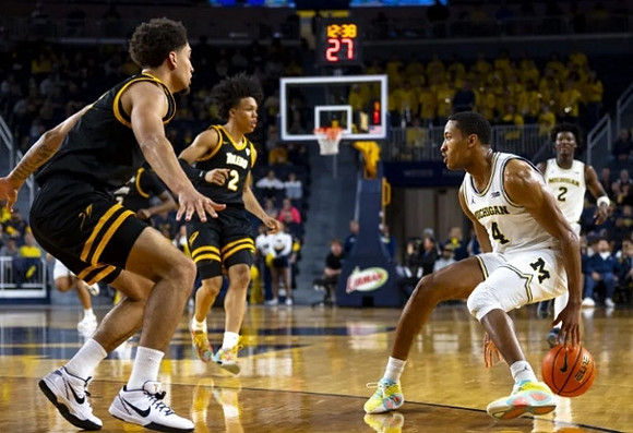 Nimari Burnett (4) and L.J. Cason (2)