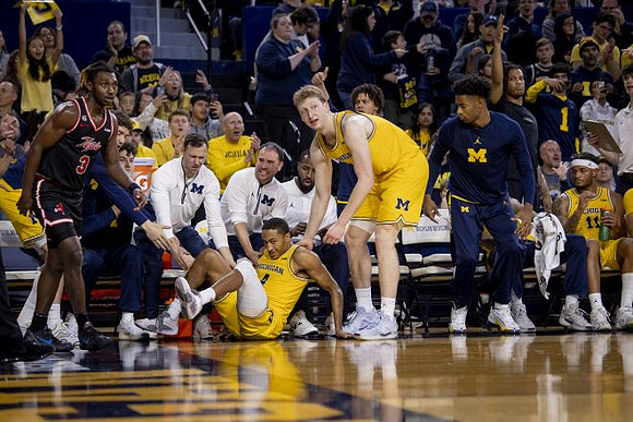 Nimari Burnett (4), Danny Wolf (1), and Michigan Team