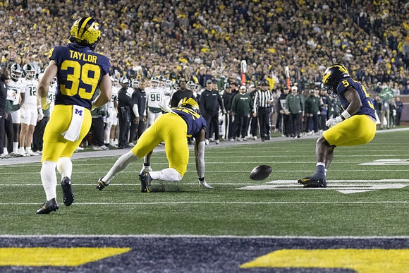 Joe Taylor (39), Tavierre Dunlap (22), and C.J. Charleston (5)