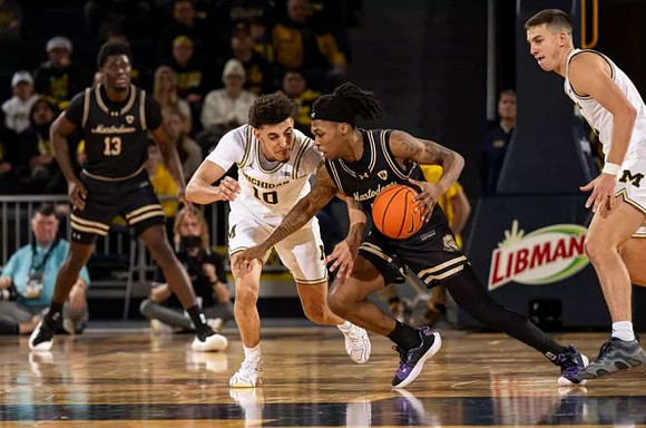 Justin Pippen (10) and Will Tschetter (42)
