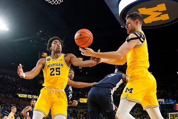 Jace Howard (25) and Hunter Dickinson (1)
