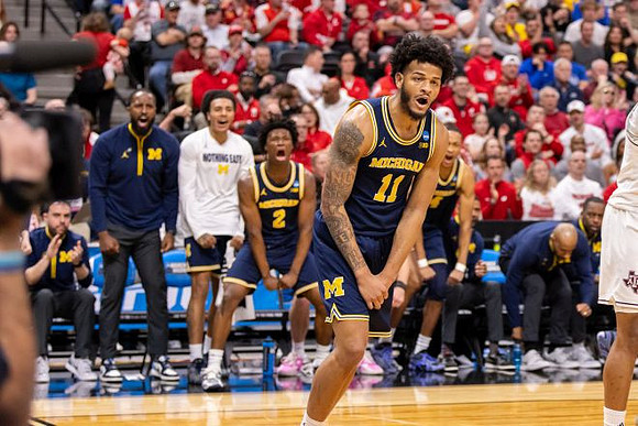 Roddy Gayle Jr. (11) and Michigan Team