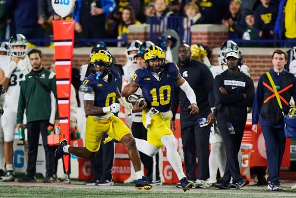 Semaj Morgan (0) and Alex Orji (10)