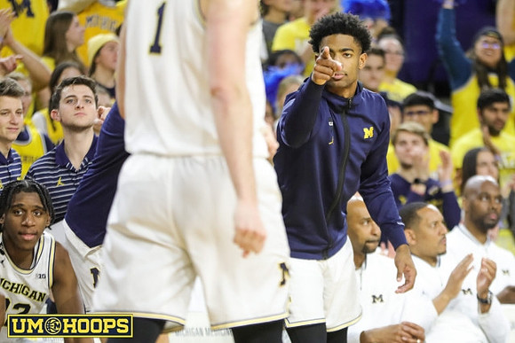 Hunter Dickinson (1), Jace Howard (25), and Michigan Team