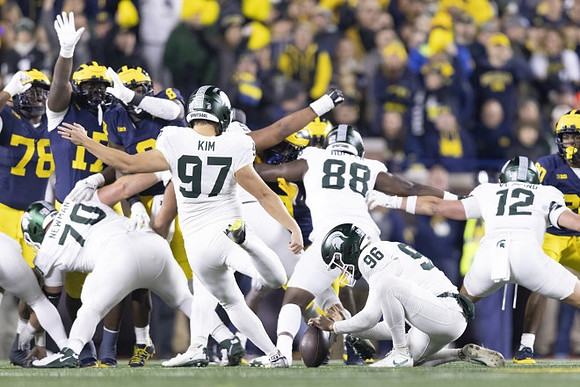 Kenneth Grant (78), Enow Etta (17), Derrick Moore (8), and Jyaire Hill (20)