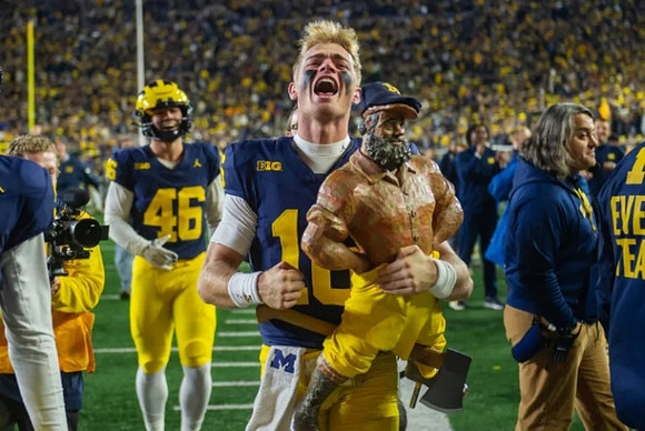 Brandon Mann (46) and Davis Warren (16)