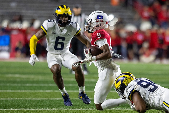 R.J. Moten (6) and Taylor Upshaw (91)