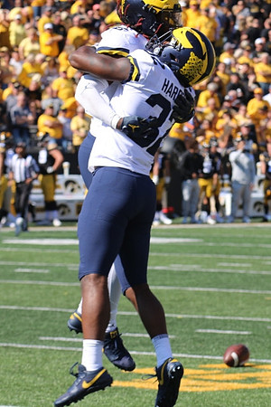 Eyabi Anoma Okie (18) and Jaylen Harrell (32)
