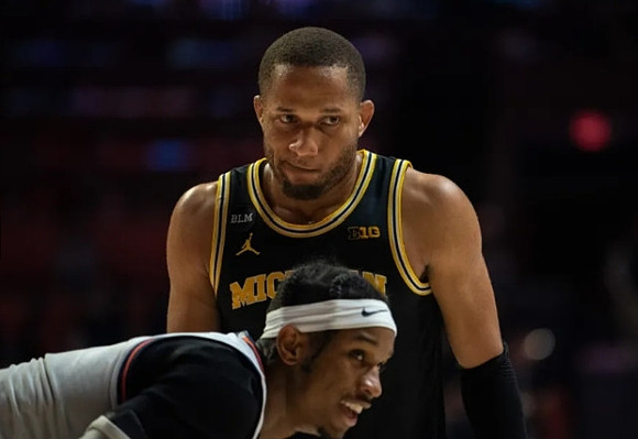 DeVante' Jones (12)