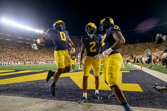 Josaiah Stewart (0), Will Johnson (2), and Enow Etta (17)