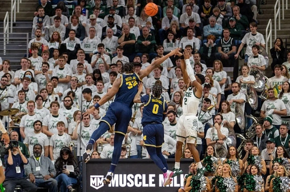 Tarris Reed Jr. (32) and Dug McDaniel (0)