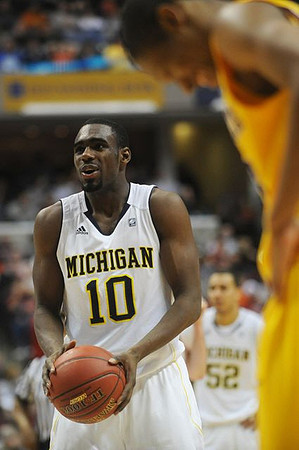 Tim Hardaway Jr. (10) and Jordan Morgan (52)