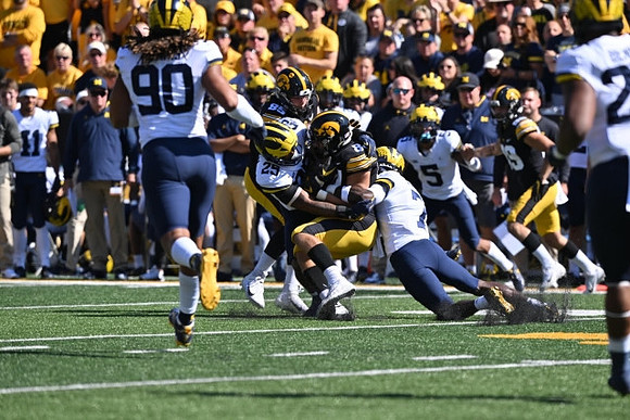 Mike Morris (90), Junior Colson (25), and Makari Paige (7)