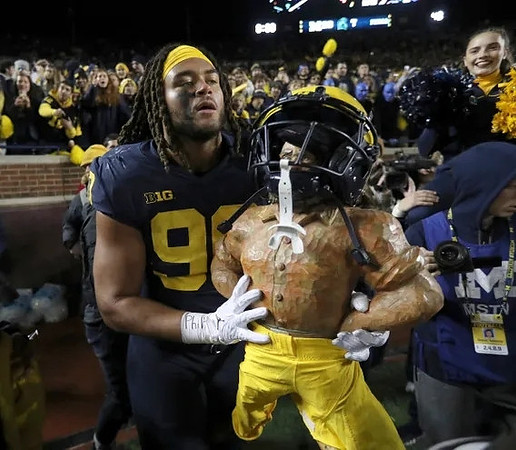 Mike Morris (90) and Paul Bunyan Trophy