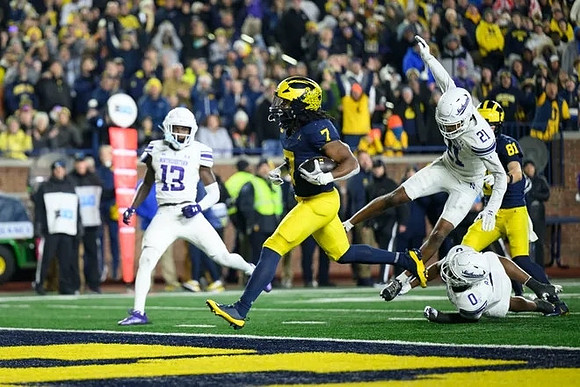 Donovan Edwards (7) and Peyton O'Leary (81)