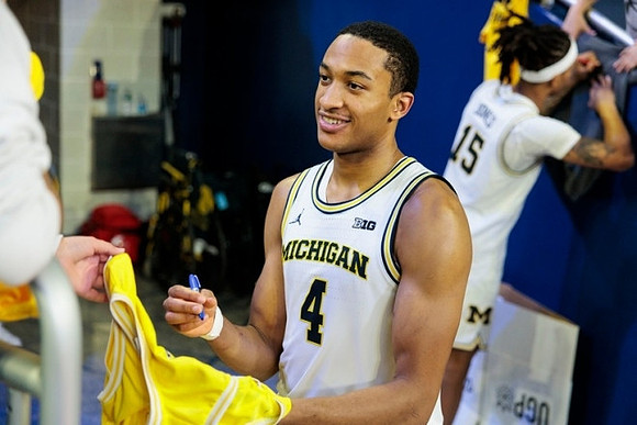 Nimari Burnett (4) and Rubin Jones (15)