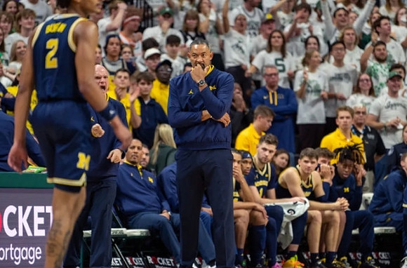 Kobe Bufkin (2), Juwan Howard, and Michigan Team