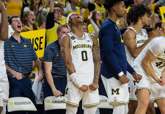 Dug McDaniel (0) and Michigan Team