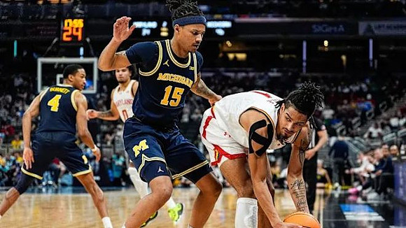 Nimari Burnett (4) and Rubin Jones (15)