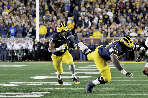 Donovan Edwards (7) and Myles Hinton (78)