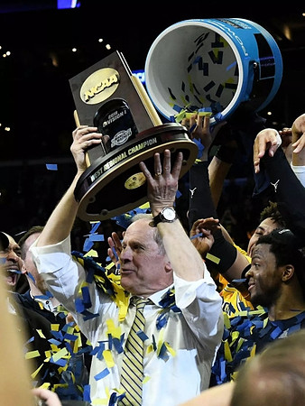 John Beilein, Zavier Simpson (3), and West Regional Championship Trophy