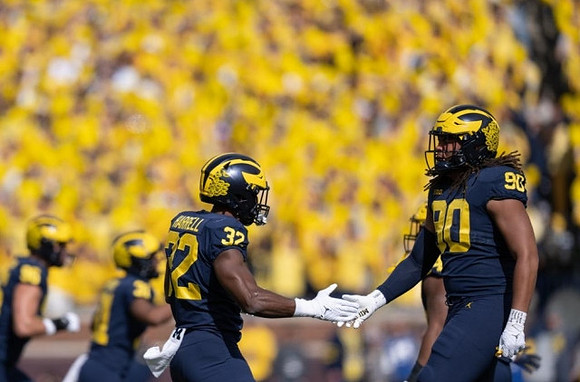 Jaylen Harrell (32) and Mike Morris (90)