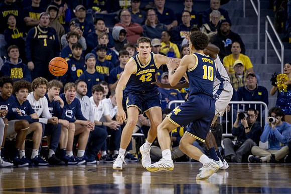 Will Tschetter (42) and Justin Pippen (10)