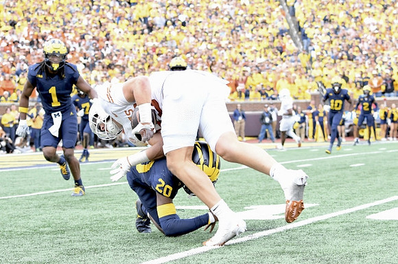 Jaishawn Barham (1) and Jyaire Hill (20)