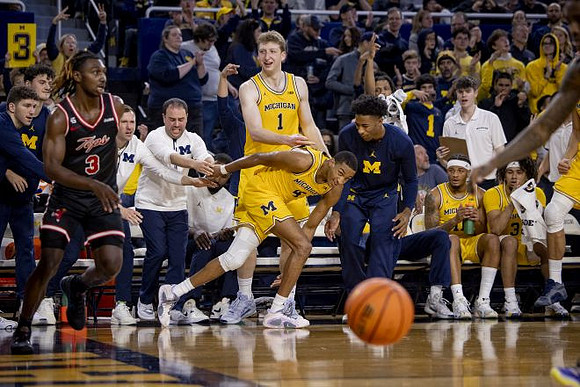 Nimari Burnett (4), Danny Wolf (1), and Michigan Team