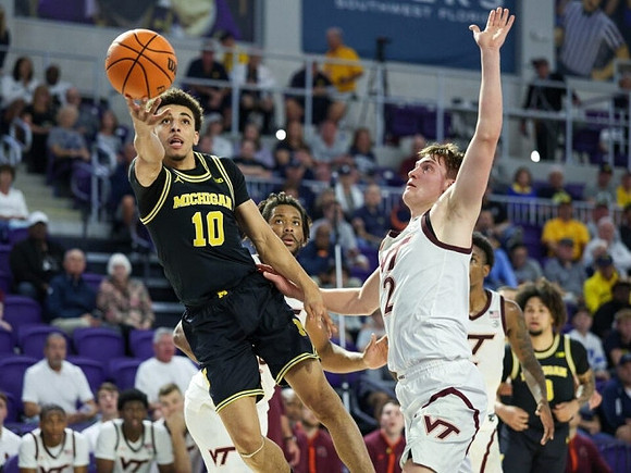 Justin Pippen (10) and Tre Donaldson (3)