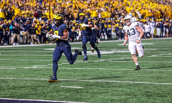 Donovan Edwards (7) and Ryan Hayes (76)