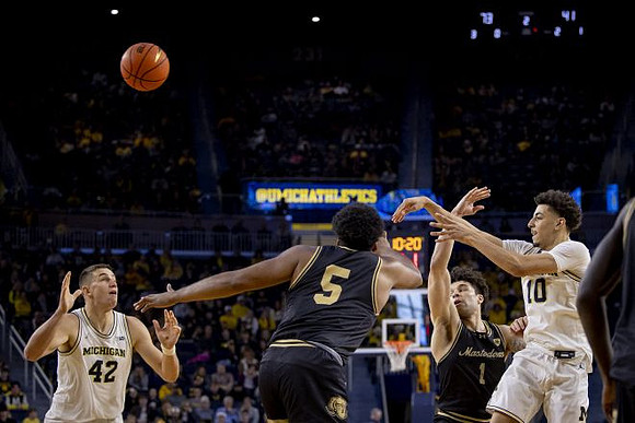 Will Tschetter (42) and Justin Pippen (10)