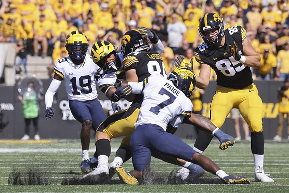 Rod Moore (19) and Makari Paige (7)