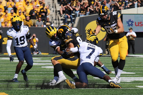 Rod Moore (19) and Makari Paige (7)