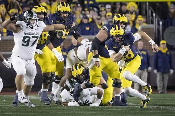 Giovanni El-Hadi (58) and Davis Warren (16)
