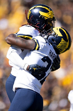 Eyabi Anoma Okie (18) and Jaylen Harrell (32)