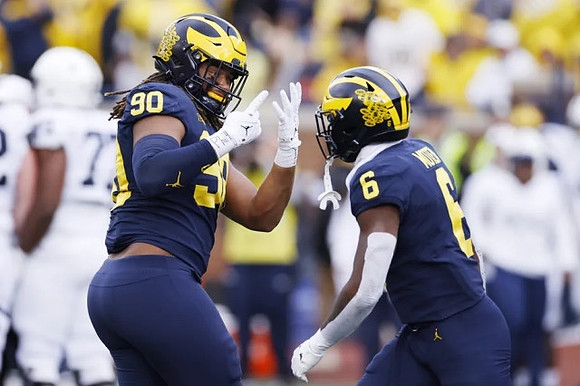 Mike Morris (90) and R.J. Moten (6)