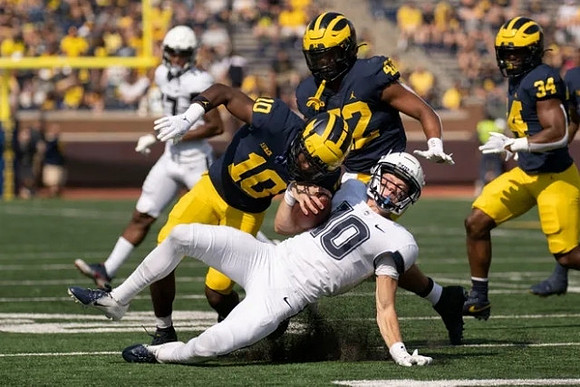 Zeke Berry (10), TJ Guy (42), and Jaydon Hood (34)